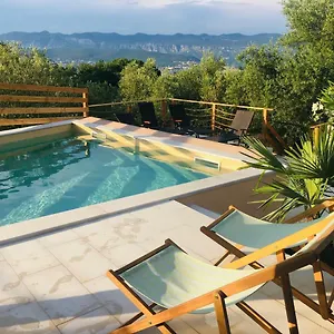 https://four-bedrooms-villa-anita.primorje-gorskikotar.com